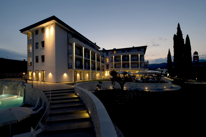 Wellnesshotel Villa Luisa Gardasee - Aussen nachts