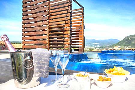 Whirlpool auf Dachterrasse mit Panoramablick zum Gardasee