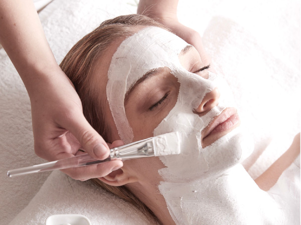 Gesichtsbehandlungen im Wellnessbereich