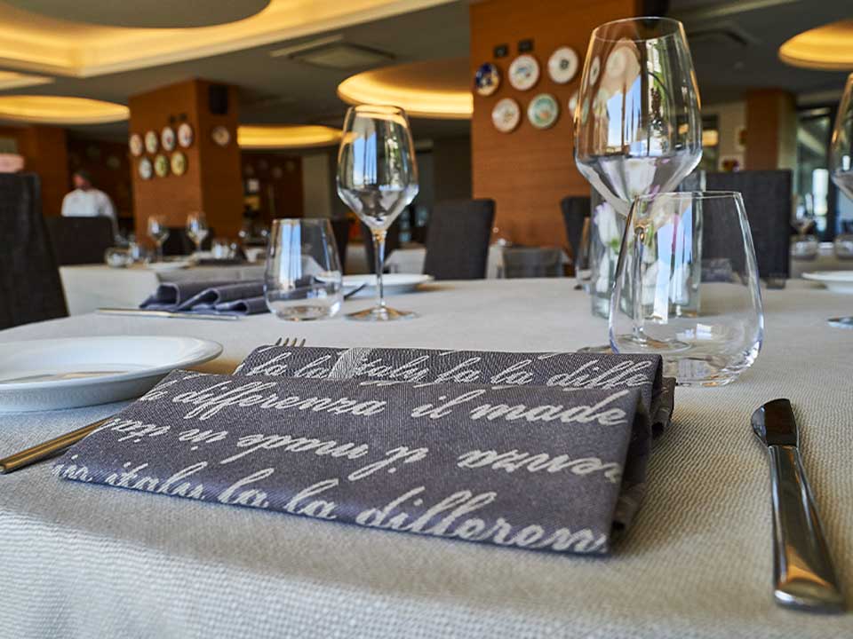 Gedeckte Tische im Hotelrestaurant – Villa Luisa