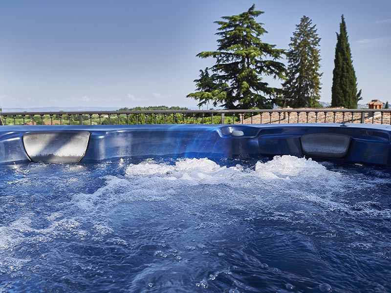 Panorama Whirlpool mit Ausblick Richtung Gardasee