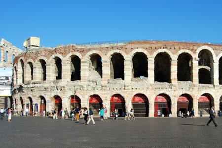 Opernfestspiele und Theateraufführungen in der Arena von Verona